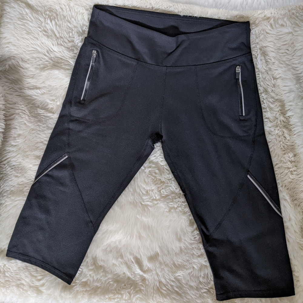 EUC Fabletics black capris with shaping & pockets, size small, reflective